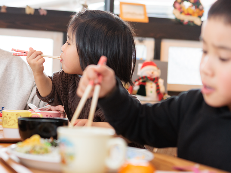 こどもの食事風景