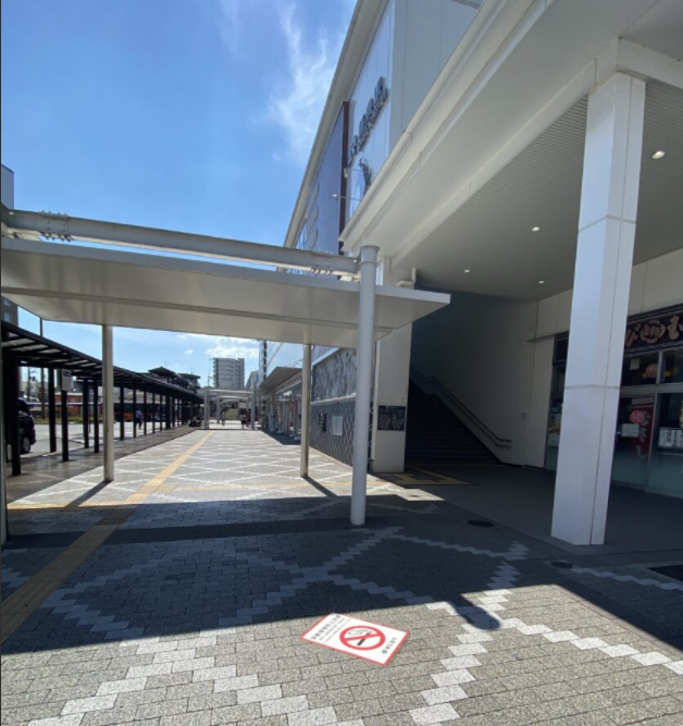 西条駅路面ステッカー設置