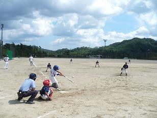 多目的グラウンドで少年野球をしている写真