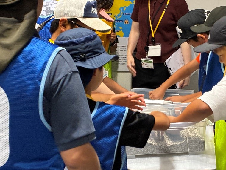 プラスチックの原料を触る様子