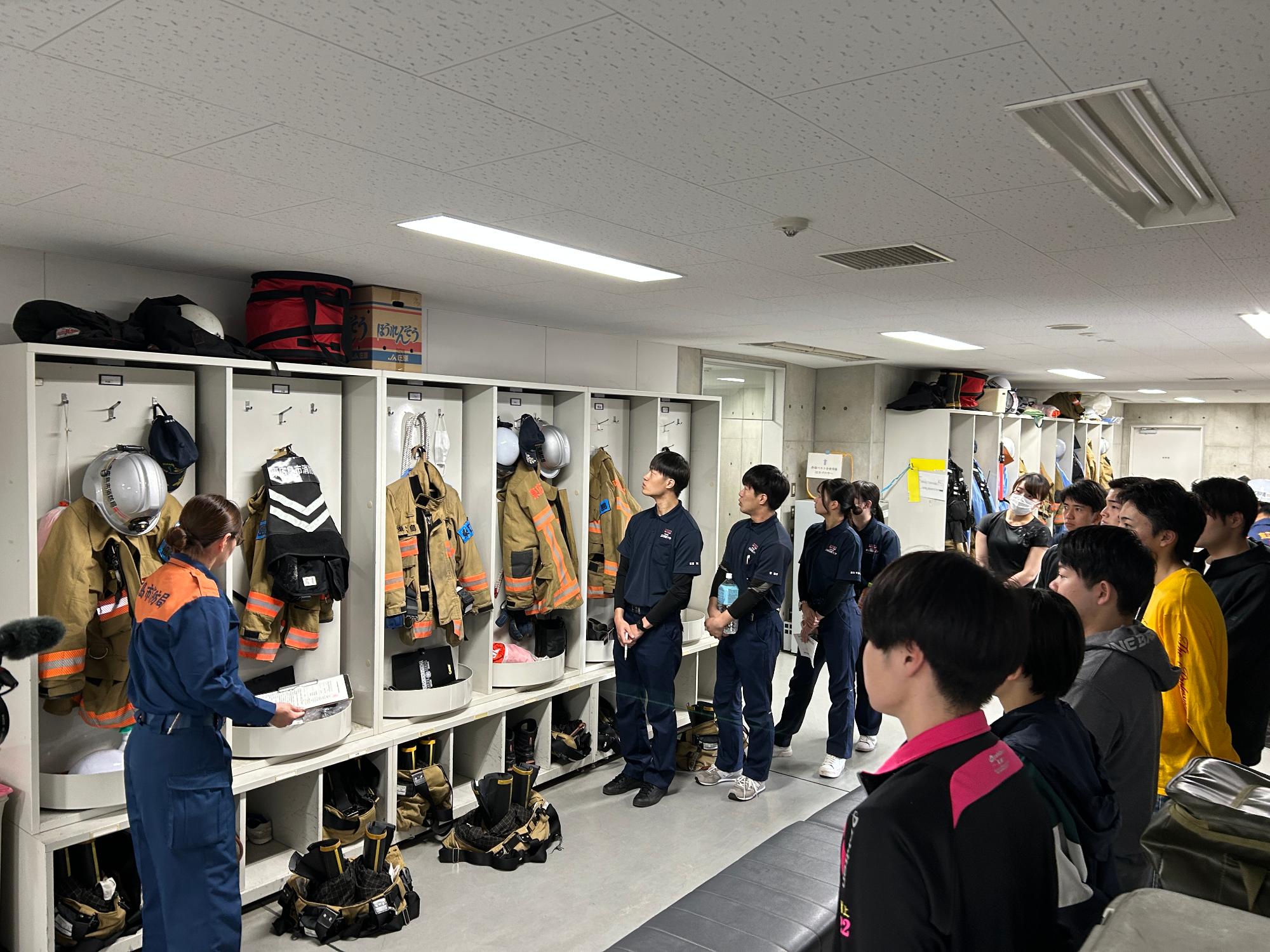 施設を見学している写真