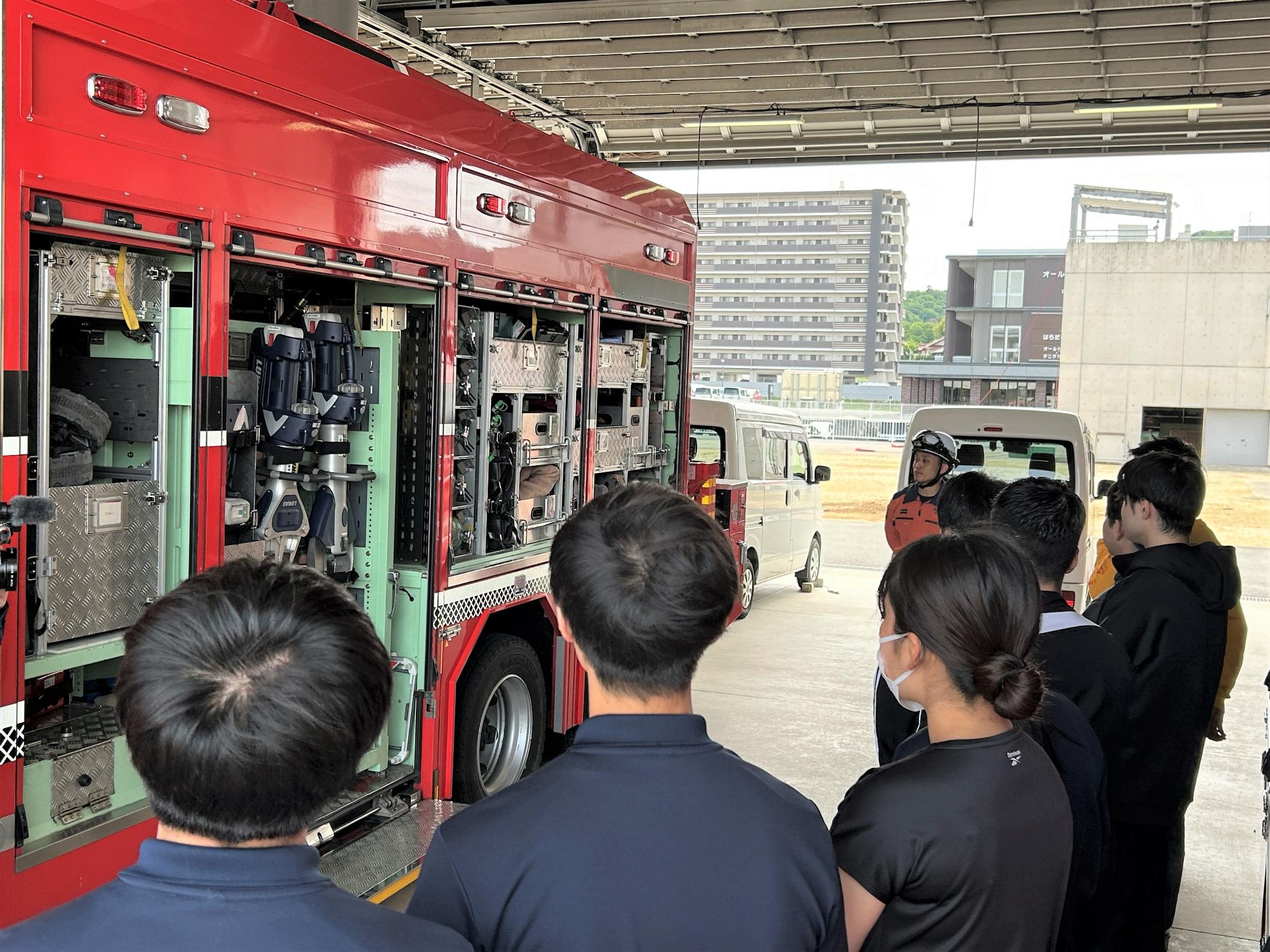 車両を見学している写真