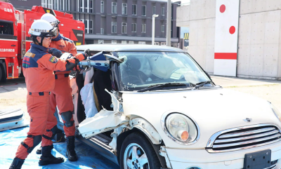 救助隊員が車両を破壊している