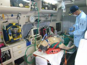 東広島救急1の内部で訓練を行っている写真