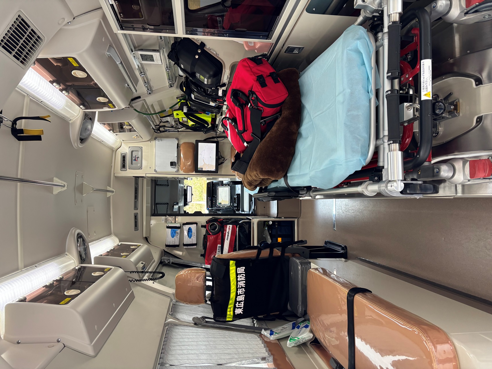 高屋救急1の内装を車両後部のハッチを開けて撮った画像