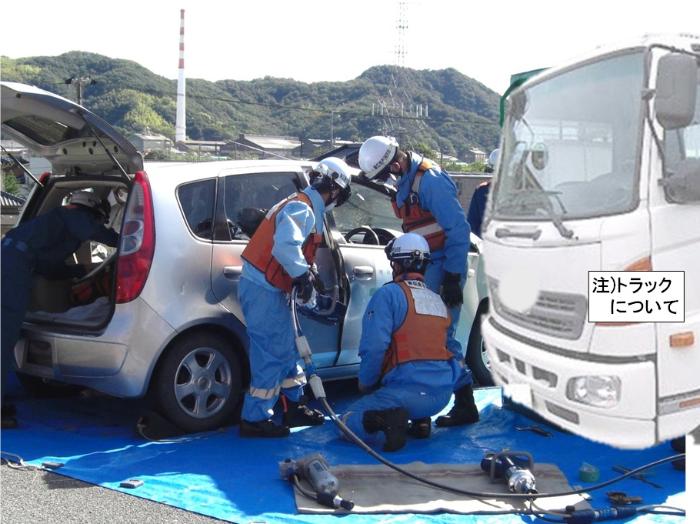 廃車を利用した救出訓練の様子