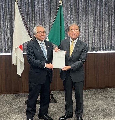 議長と市長が一緒に提案書を掲げたツーショット写真