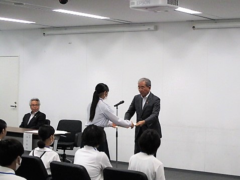 東広島市長から北広島市長へのメッセージを子ども大使に授与