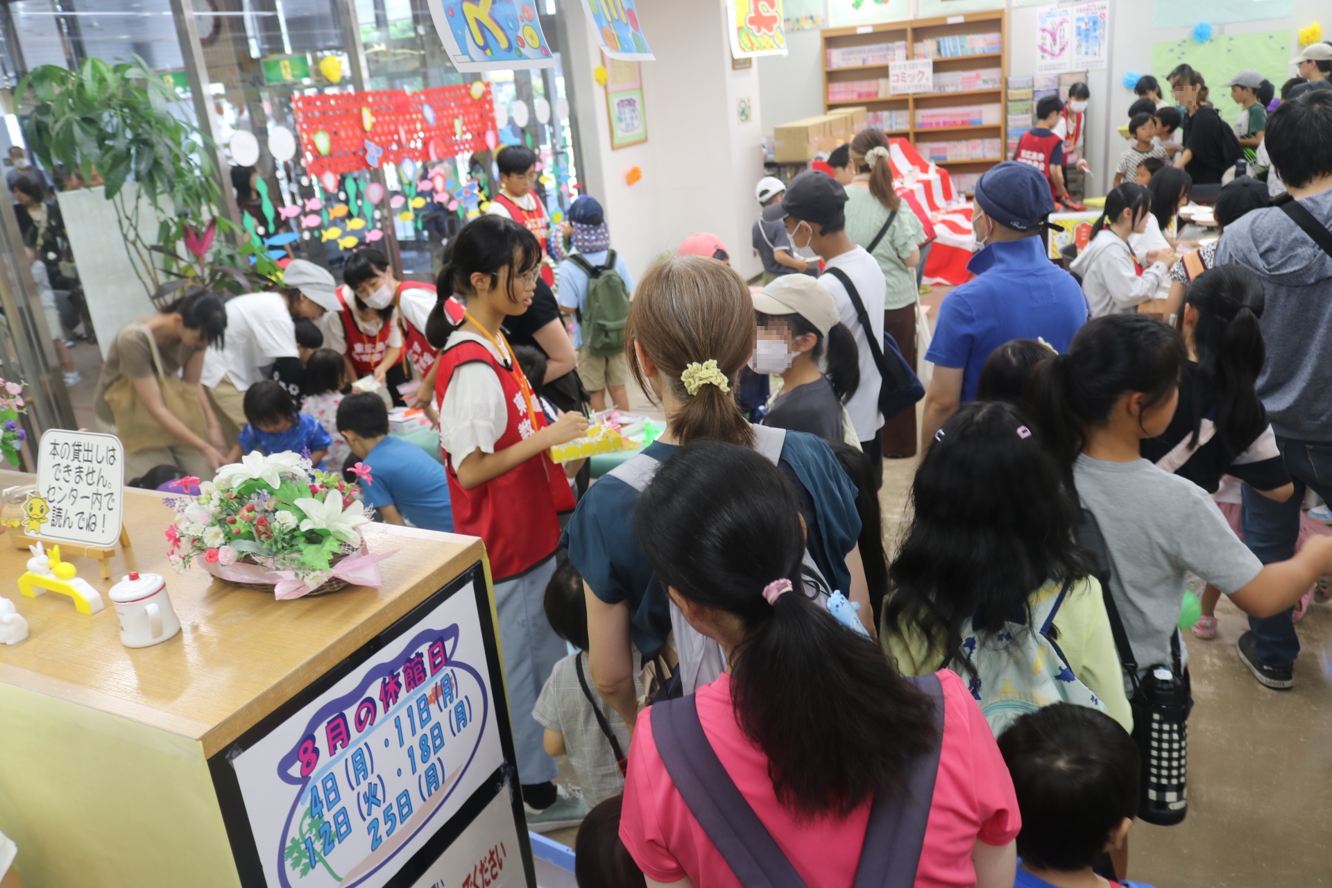 大賑わいの夏祭りのようす