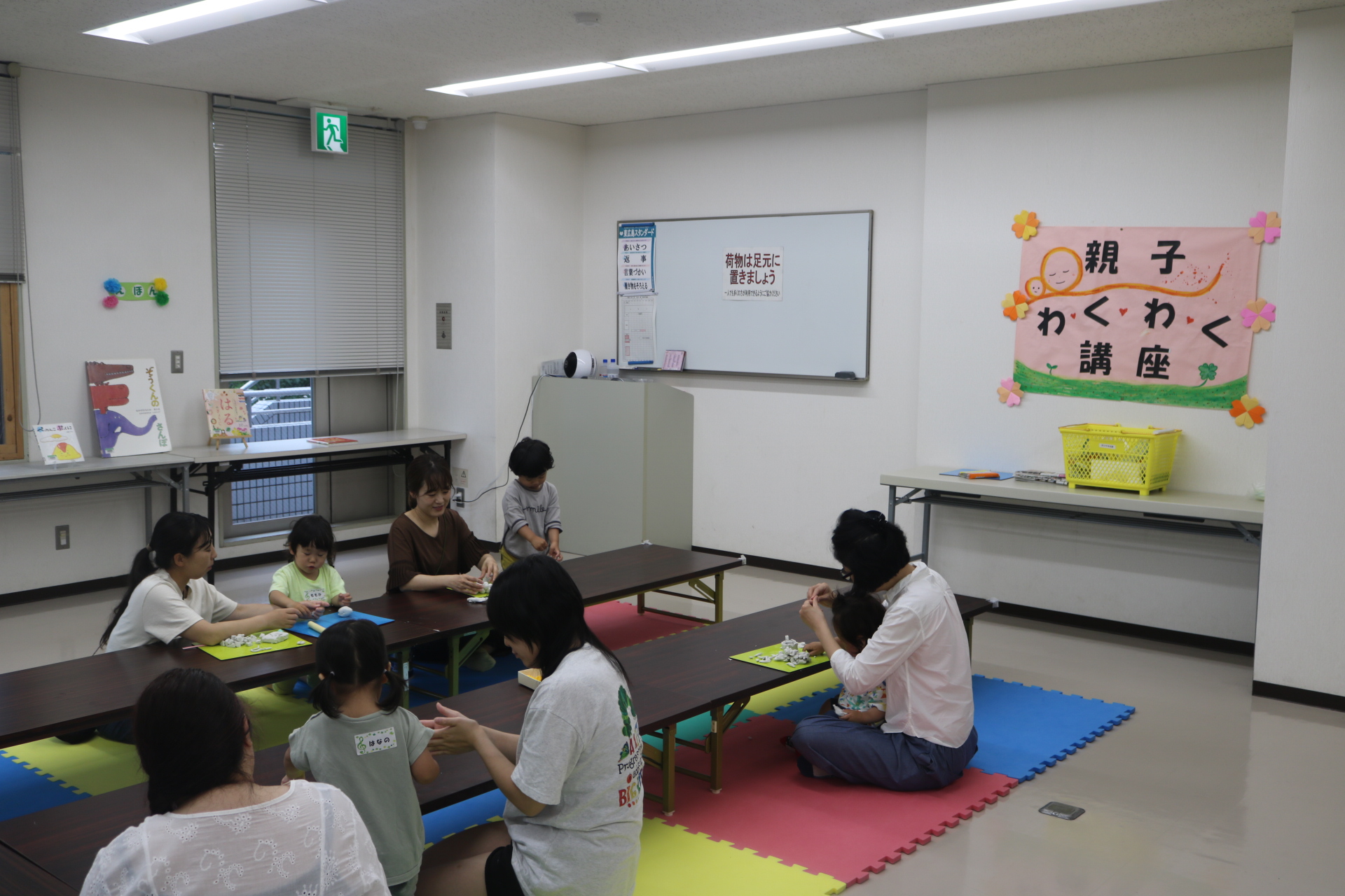 ねんどで遊ぶ様子