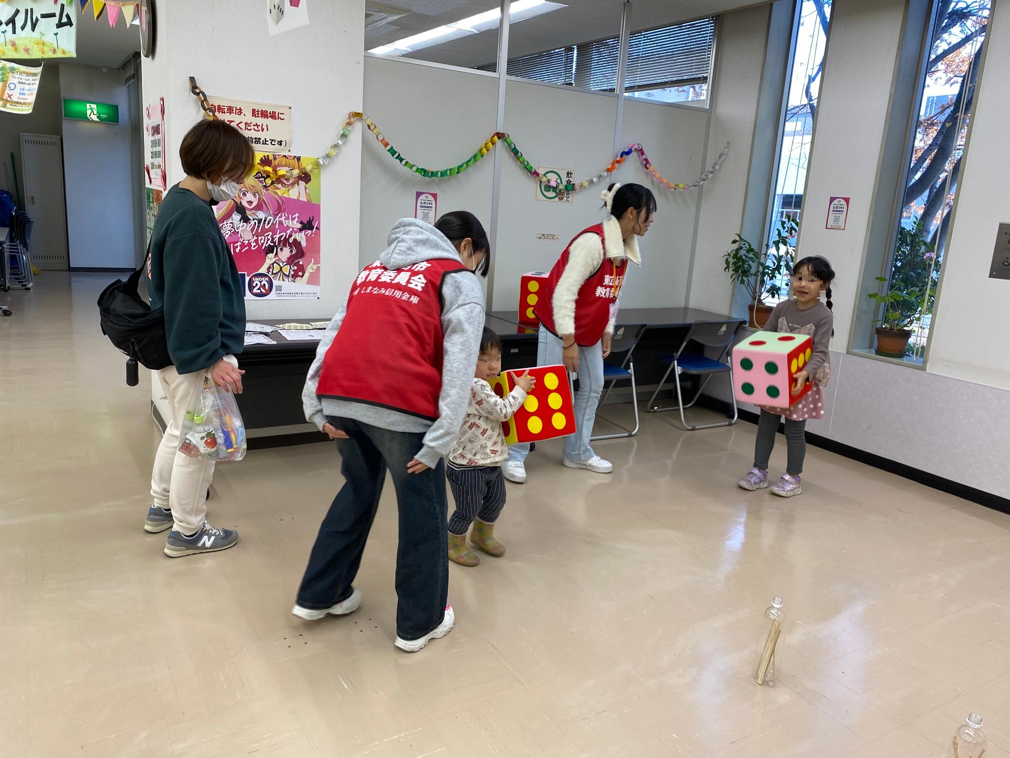 サイコロをふるようす