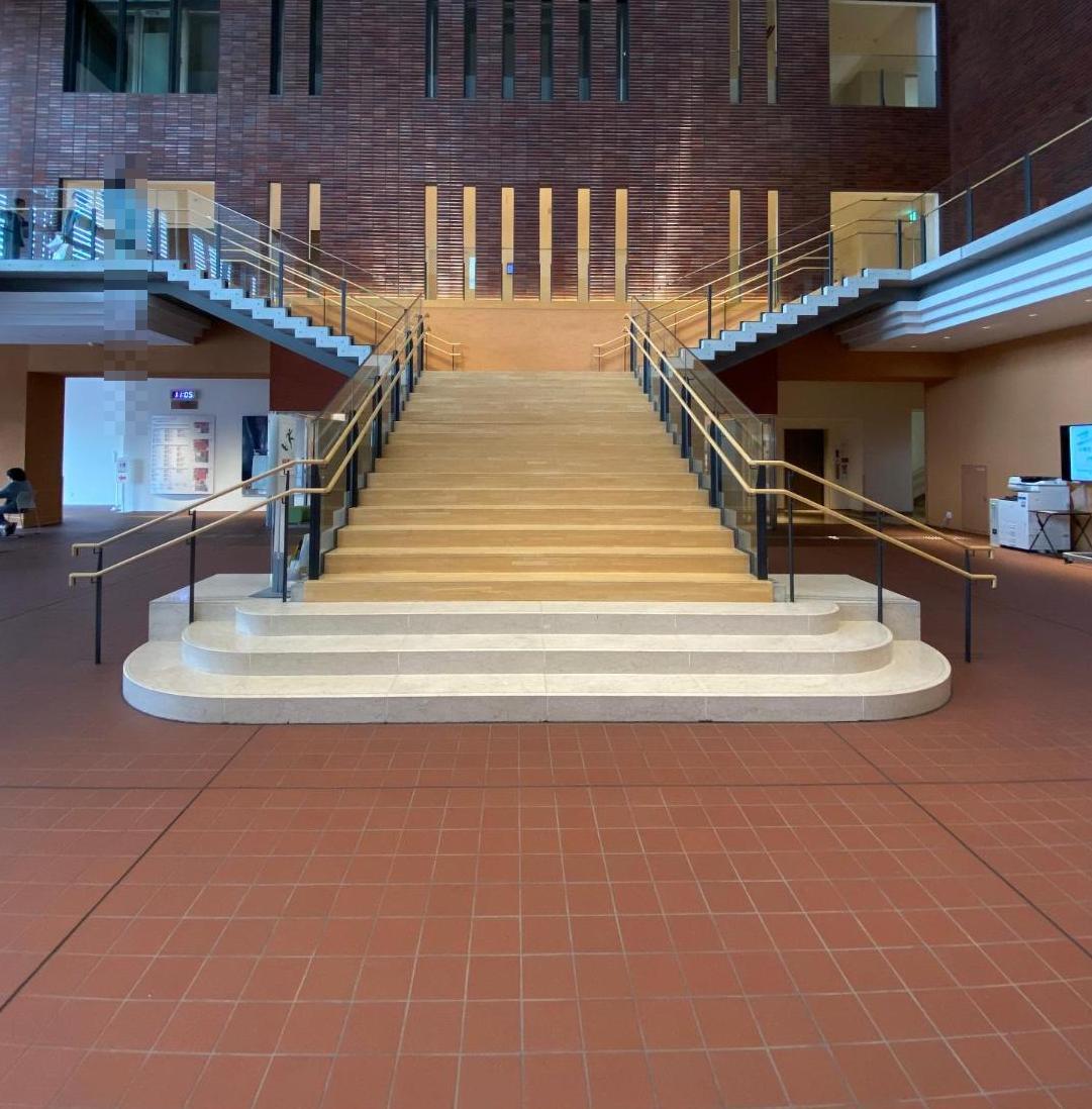 会場正面階段