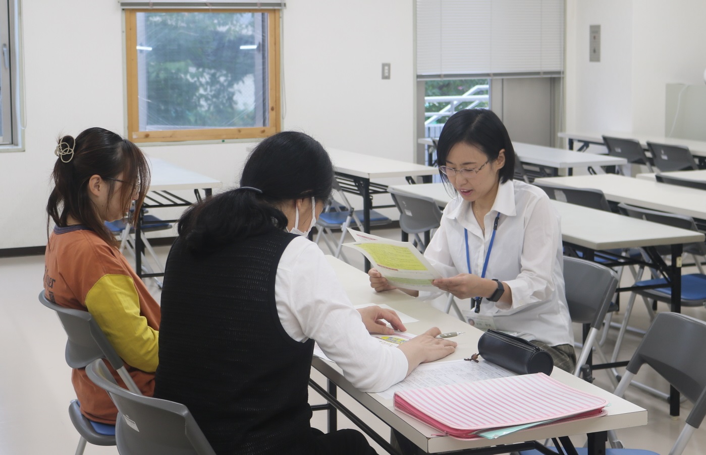 意見交換をするようす