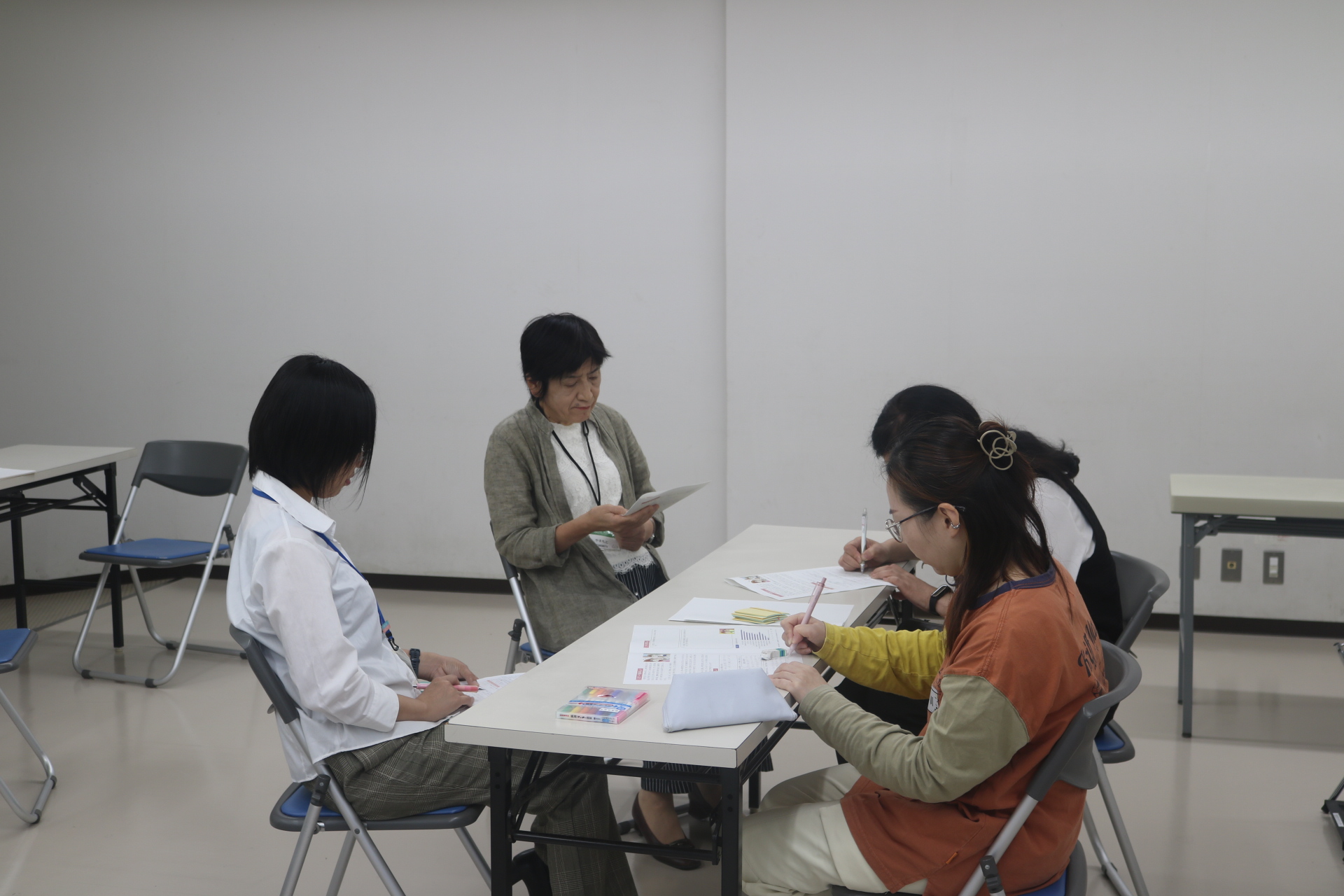 情報交換するようす