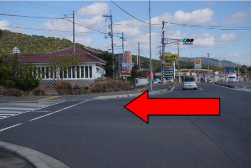 国道375号 中川交差点を西へ約900メートル進みます。