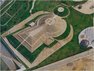 空中からの三ッ城古墳の写真