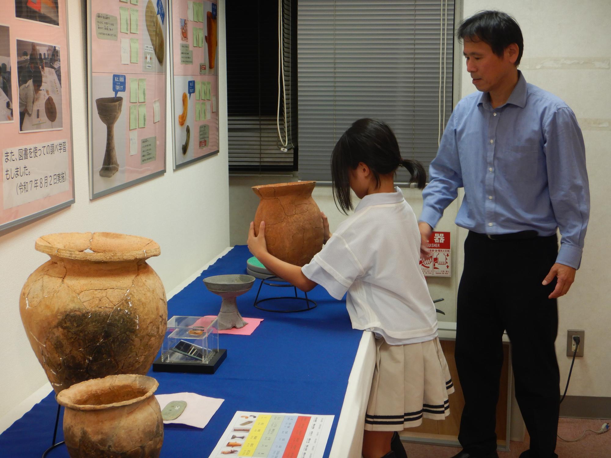 企画展展示作業体験の様子（令和7年度実施）