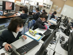 パソコンをしている子供たち